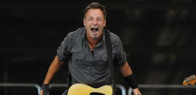 Vendo autografos de mi vecino y regalo entradas para Bruce Springsteen en Gijón, tengo varios, 200 euros por unidad.